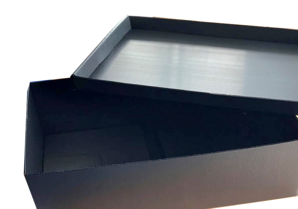 Eine schwarze Exportverpackung für Elektronikbauteile, eine individuelle Verpackungslösung der Tillmann Verpackungen Schmalkalden GmbH
