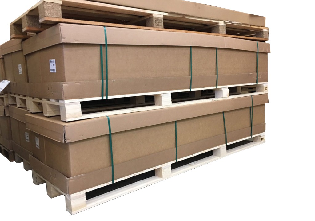 Mehrere, gestapelte und extra lange Kartons auf einer speziellen Transportpalette, eine Sonderanfertigung für den Export von Tillmann Verpackungen Schmalkalden.