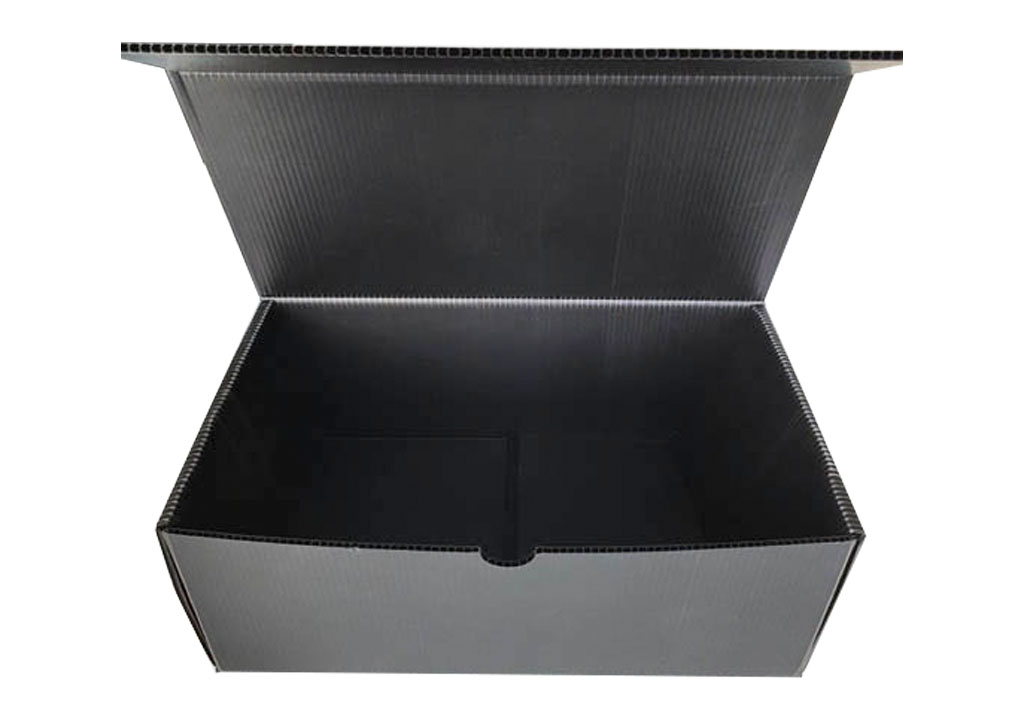 Eine offene, schwarze PP-HKP (Hohlkammerplatten) Stanzverpackung, hergestellt von der Tillmann Verpackungen Schmalkalden GmbH
