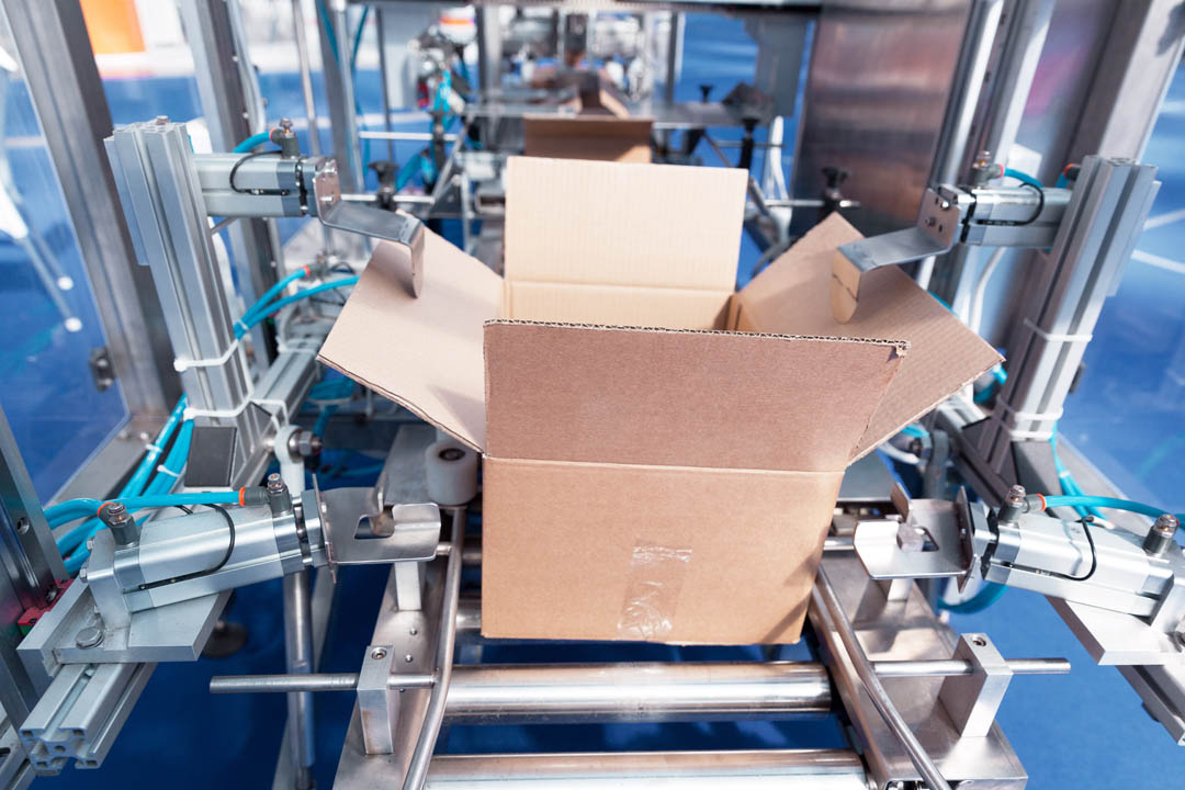 Ein Karton auf einer automatisierten Produktionslinie, beim Experten für Verpackungen in Thüringen: Tillmann Verpackungen