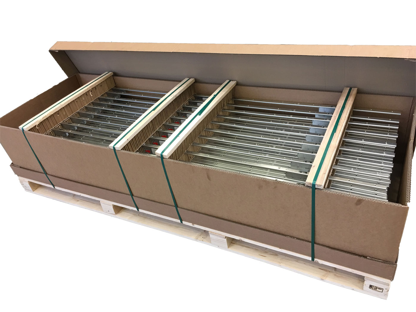 Ein gefüllter Karton für den Export von Metallteilen, eine spezielle Anfertigung von der Tillmann Verpackungen Schmalkalden GmbH